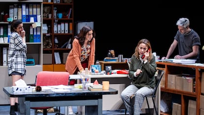 De izquierda a derecha, Nuria Herrero, Carmen Ruiz, Natalia Verbeke y Gerardo Otero, en 'Tercer cuerpo'.