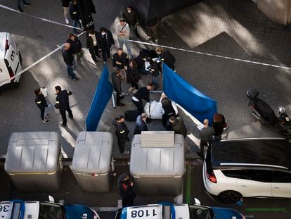 La policía investiga el hallazgo de un cadáver dentro de una maleta, tirada en un contenedor en el centro de Barcelona.