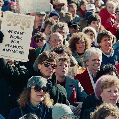 Profesores de Seattle (Washington) protestan en contra de los salarios bajos y otras condiciones laborales, en 1990.
