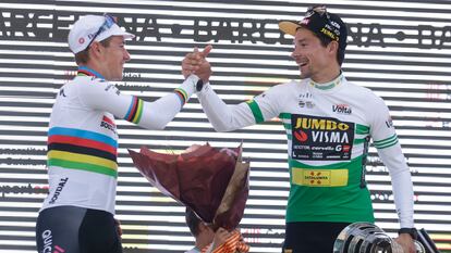 Evenepoel y Roglic se dan la mano tras acabar la Volta.