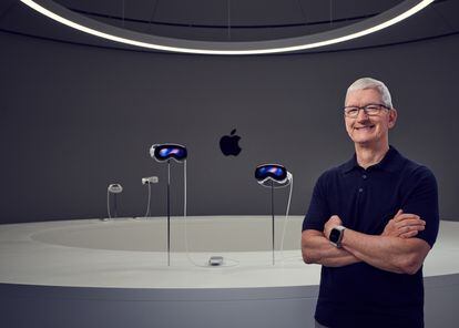 Tim Cook, CEO de Apple, junto a las nuevas gafas de realidad mixta