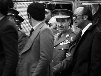 Alfonso Armada abandona el Congreso de los Diputados con Mariano Nicolás, gobernador civil de Madrid, tras el intento de golpe de Estado del 23 de febrero de 1981.