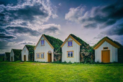 Las tradicionales cabañas de tepe islandesas, con los tejados cubiertos de musgo. 