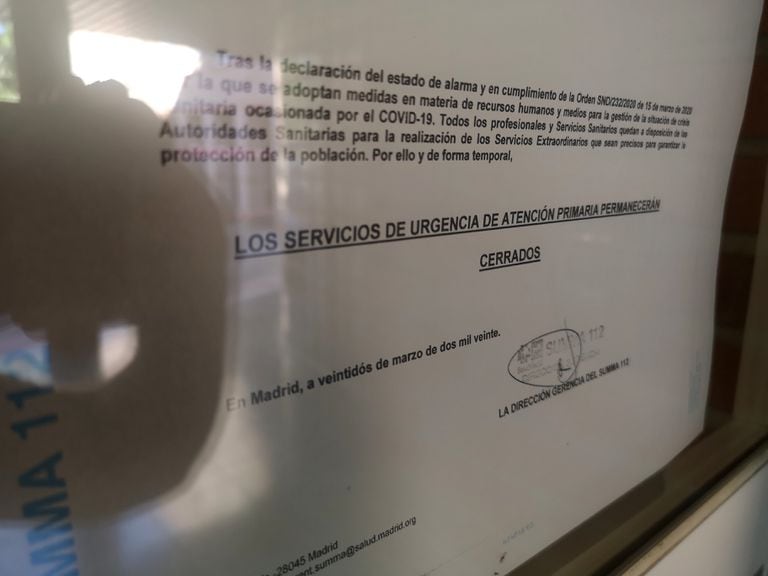 Coronavirus La Comunidad De Madrid Ordeno Poner Los Carteles Que Atribuyen Falsamente Al Gobierno El Cierre De Urgencias Madrid El Pais