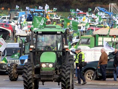 GRAF224. PONFERRADA, 02/03/2020.- Más de 300 tractores y varios miles de personas han recorrido este lunes las calles del centro de Ponferrada para exigir soluciones para el campo berciano que, a juicio de los agricultores, deben pasar fundamentalmente por garantizar mejores precios para los productos de la comarca. EFE/ Ana F. Barredo