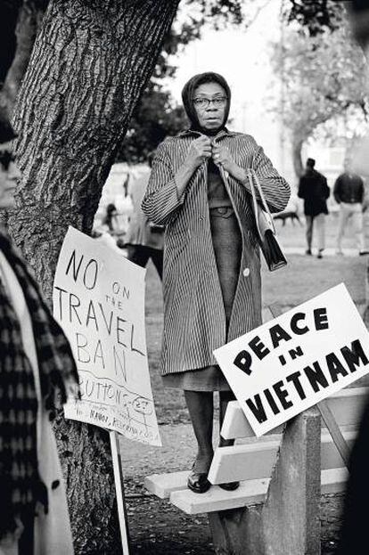 Protesta contra la guerra de Vietnam (y, en letra pequeña, contra la intervención en Cuba) en Oakland, en 1968.