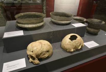 Conjunto de cerámica campaniforme y dos cráneos procedentes del yacimiento de Cuesta de la Reina (Ciempozuelos, Madrid), descubierto en 1894.