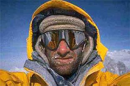 Erhard Loretan, en una autofotografía en la cima de una montaña.