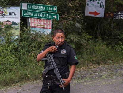 Un policía estatal vigila una camino cercano a la ciudad de Colima.