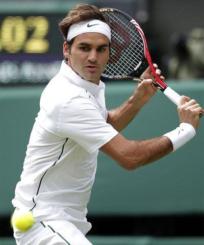 Federer devuelve de revés.
