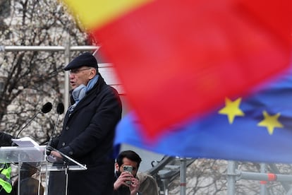 El fundador de Vox, Alejo Vidal-Quadras, interviene durante la concentración este sábado en la plaza de Cibeles de Madrid.