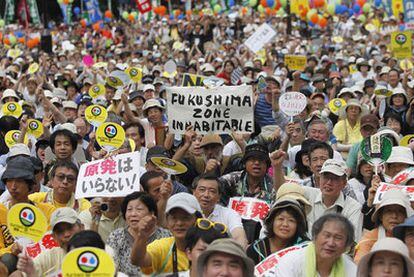 Miles de japoneses se concentran contra la energía nuclear, ayer en Tokio.