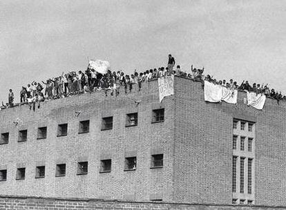 Los presos de la prisión madrileña de Carabanchel amotinados el 31 de julio de 1976.