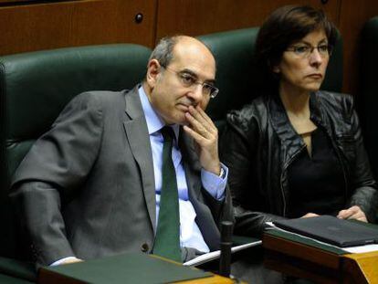 El consejero de Consumo, Jon Darp&oacute;n, escucha el debate parlamentario junto a la consejera de Seguridad, Estefan&iacute;a Beltr&aacute;n de Heredia