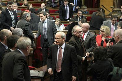 Artur Mas saluda a Joaquim Nadal, portavoz del PSC, tras el debate de investidura. En primer término, José Montilla.