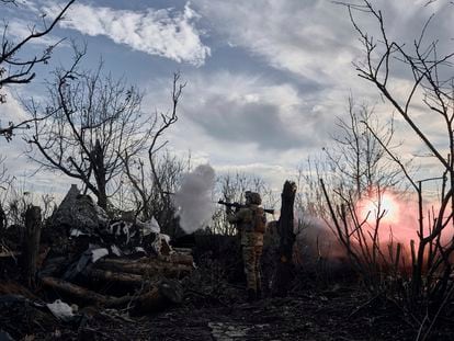 Un soldado ucranio dispara contra posiciones rusas en el frente de Donetsk, Ucrania, el pasado 23 de diciembre.