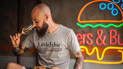 El sumiller Juan Ruiz cata un champán en su establecimiento Little John, donde marida sus hamburguesas gourmet con diversos vinos.