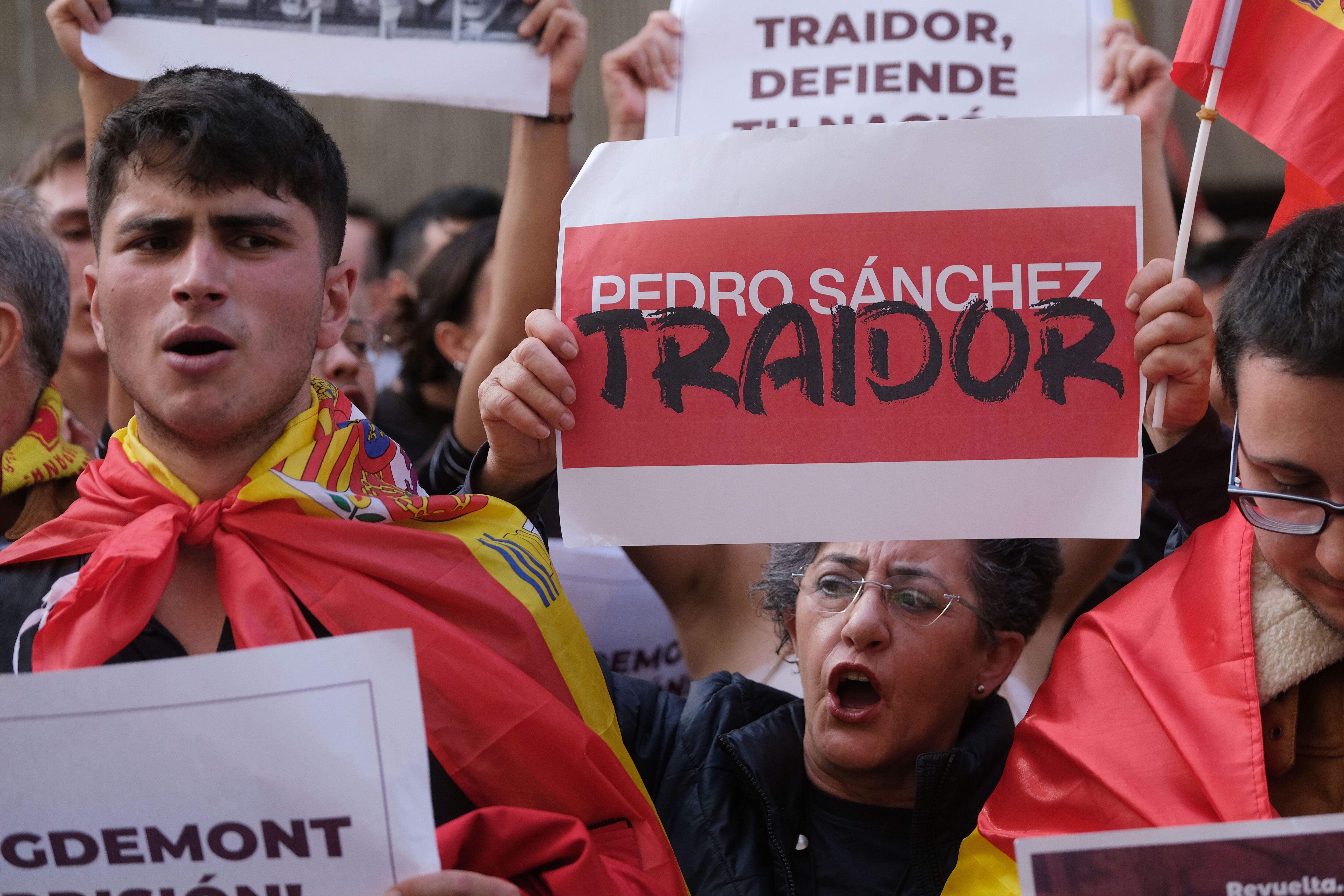 Manifestantes portaban carteles contra el presidente del Gobierno en funciones, Pedro Sánchez, este domingo en Oviego (Asturias).