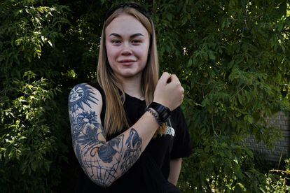 Nastia Korol, paramédica de combate de 24 años, muestra algunos tatuajes que lucía ya antes de la invasión rusa, junto a algunos que se está haciendo ahora relacionados con el conflicto.