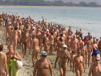 Marcha nudista en Vera para reivindicar una playa sin barreras, en 2003.