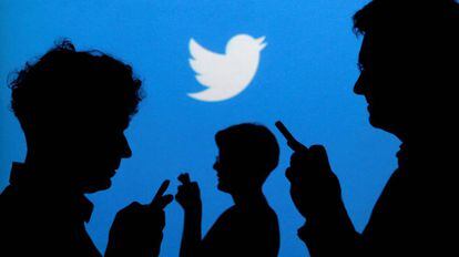 Usuarios de la plataforma social Twitter con sus móviles