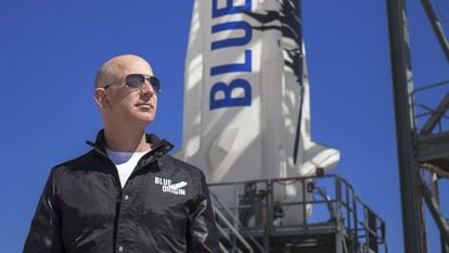 Jeff Bezos, junto al cohete espacial 'New Shepard', en 2017.