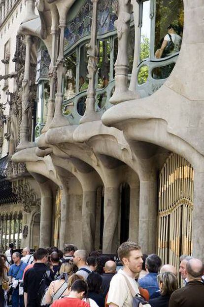 Turistas haciendo cola delante de la casa Batlló.