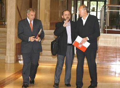 Los socialistas Manuel Vázquez, Ricardo Varela y Manuel Lagares, ayer en Santiago.