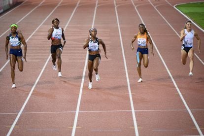 La jamaicana Shelley-Ann Fraser, en el centro, a punto de cruzar  la meta en primer lugar en los 100 metros lisos de la reunión de Lausana. EFE/EPA/LAURENT GILLIERON