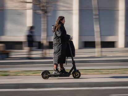 Una usuaria de patinete eléctrico, la semana pasada en Barcelona.
