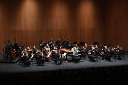 La pianista Mitsuko Uchida (de espaldas) tocando y dirigiendo a la Mahler Chamber Orchestra, este miércoles en Pamplona.