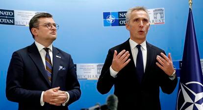 El ministro de Exteriores de Ucrania, Dmitro Kuleba, junto al secretario general de la OTAN, Jens Stoltenberg, este martes en Bucarest.