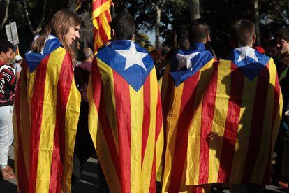 Manifestants a l'exterior del Parlament, a Barcelona.