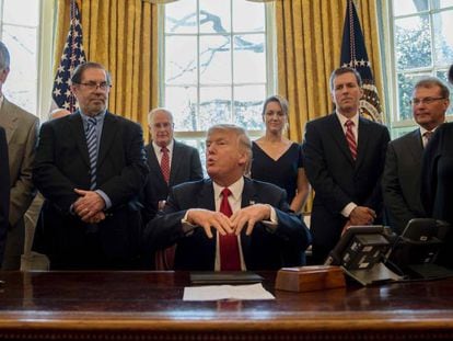 Donald Trump y Wilbur Ross en la firma de un decreto comercial