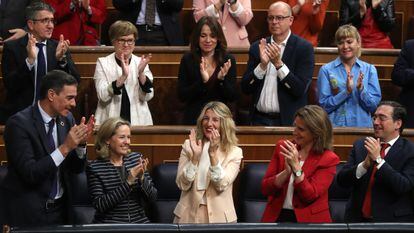 El presidente del Gobierno, Pedro Sánchez (izquierda), aplaude junto a sus vicepresidentas Nadia Calviño (a su lado), Yolanda Díaz, y Teresa Ribera (a la derecha), tras ser rechazada la moción de censura que impulsaba Vox, con Ramón Tamames de candidato.