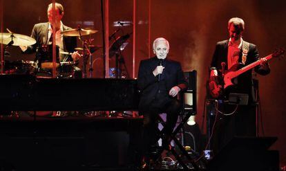 Charles Aznavour, durante su concierto en Madrid en el WiZink Center.