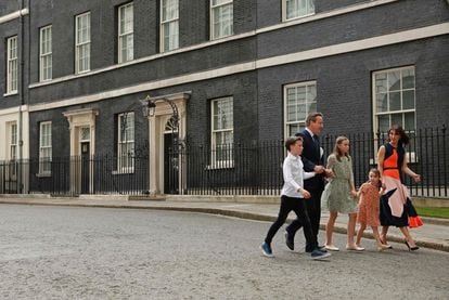 David Cameron marxa després del seu discurs al número 10 de Downing Street amb la seva família, abans d'anar al palau de Buckingham per reunir-se amb la Reina.
