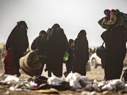 Mujeres con niños abandonaban Baghuz (Siria) arrastrando sus pertenencias, el 5 de marzo.