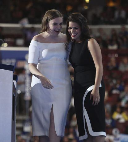 Las actrices estadounidenses America Ferrera y Lena Dunham hablan en el segundo día de la Convención Nacional Demócrata