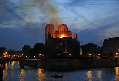 Los bomberos de París no estaban seguros en la noche del lunes de que se pudiera detener la propagación de las llamas por la cubierta de la catedral de Notre Dame de París y señalaron que, si el fuego alcanzara las torres, "las consecuencias son imprevisibles". Finalmente, el fuego fue controlado.