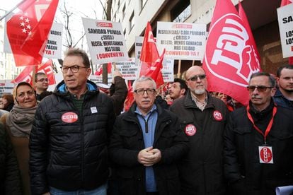 Jaime Cedrún, Ignacio Fernández Toxo y Luis Miguel López Reillo delante de la sede de la CEOE en Madrid en una manifestación en febrero.