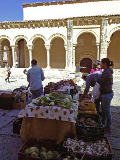 Uno de los puestos del primer mercado ecológico de Segovia.
