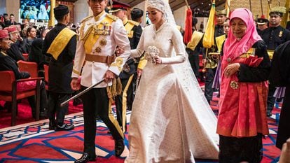 Abdul Maaten y Anisha Isa Kalebic desfilaban el domingo durante el banquete nupcial posterior a la boda real, en Brunéi.