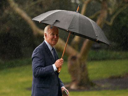 Joe Biden, llegando este jueves a la Casa Blanca bajo la lluvia tras un chequeo médico rutinario.