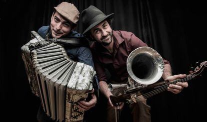 El acordeonista Jorge Arribas y el violinista Diego Galaz forman Fet&eacute;n Fet&eacute;n.