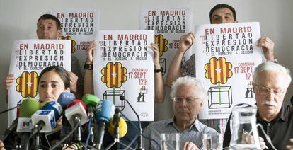 Miembros de la asociación que convocó el acto suspendido ofrecen este miércoles una rueda de prensa en Madrid.