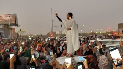 La famosa foto de Alaa Salah subida a un coche durante la revuelta, la foto que dio la vuelta al mundo.