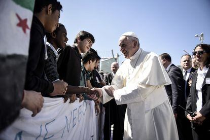 El papa Francisco saluda a migrantes y refugiados durante su visita al campo de refugiados de Moria, en la isla griega de Lesbos.
