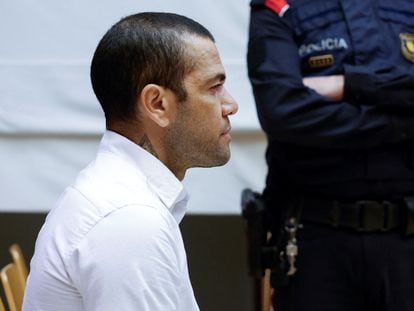 Dani Alves, en el banquillo del juicio que se sigue contra él en Barcelona, el lunes.