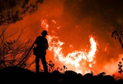Un bombero intenta apagar el fuego cerca de un monte en Santa Paula, California, en el condado de Ventura. 